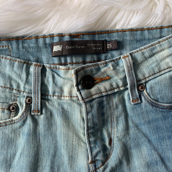 Levi’s Demi Curve Modern Rise Cut Off Shorts - Picture 4 of 6